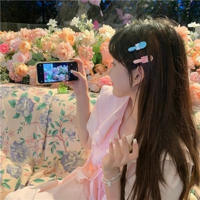 地板下的小矮人